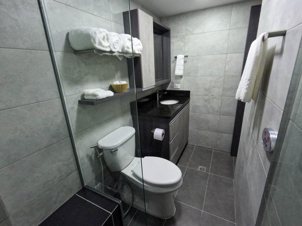 Bathroom overview at Oasis Laureles