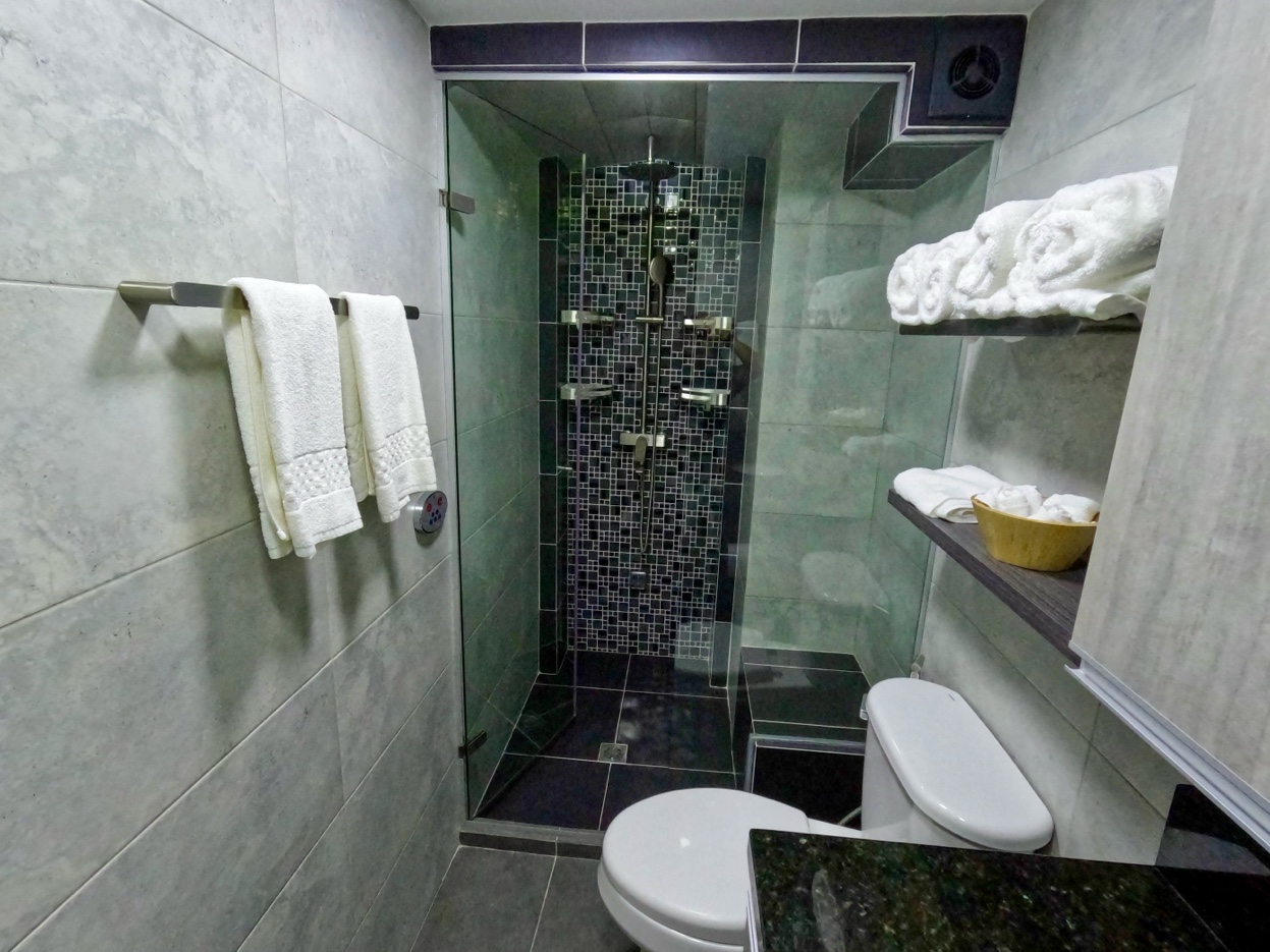 Steam shower at Oasis Laureles