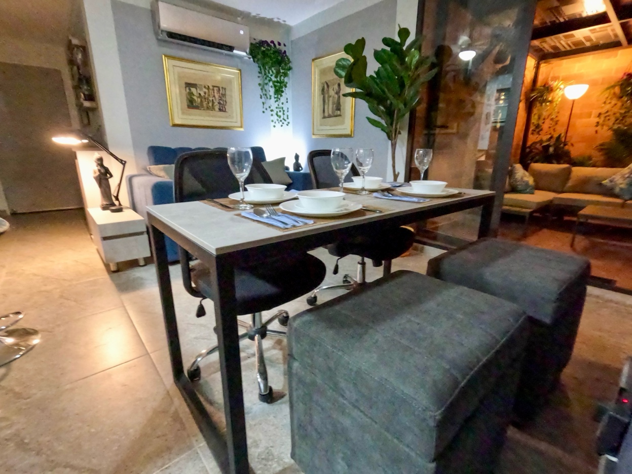 Dining table set for four at Oasis Laureles