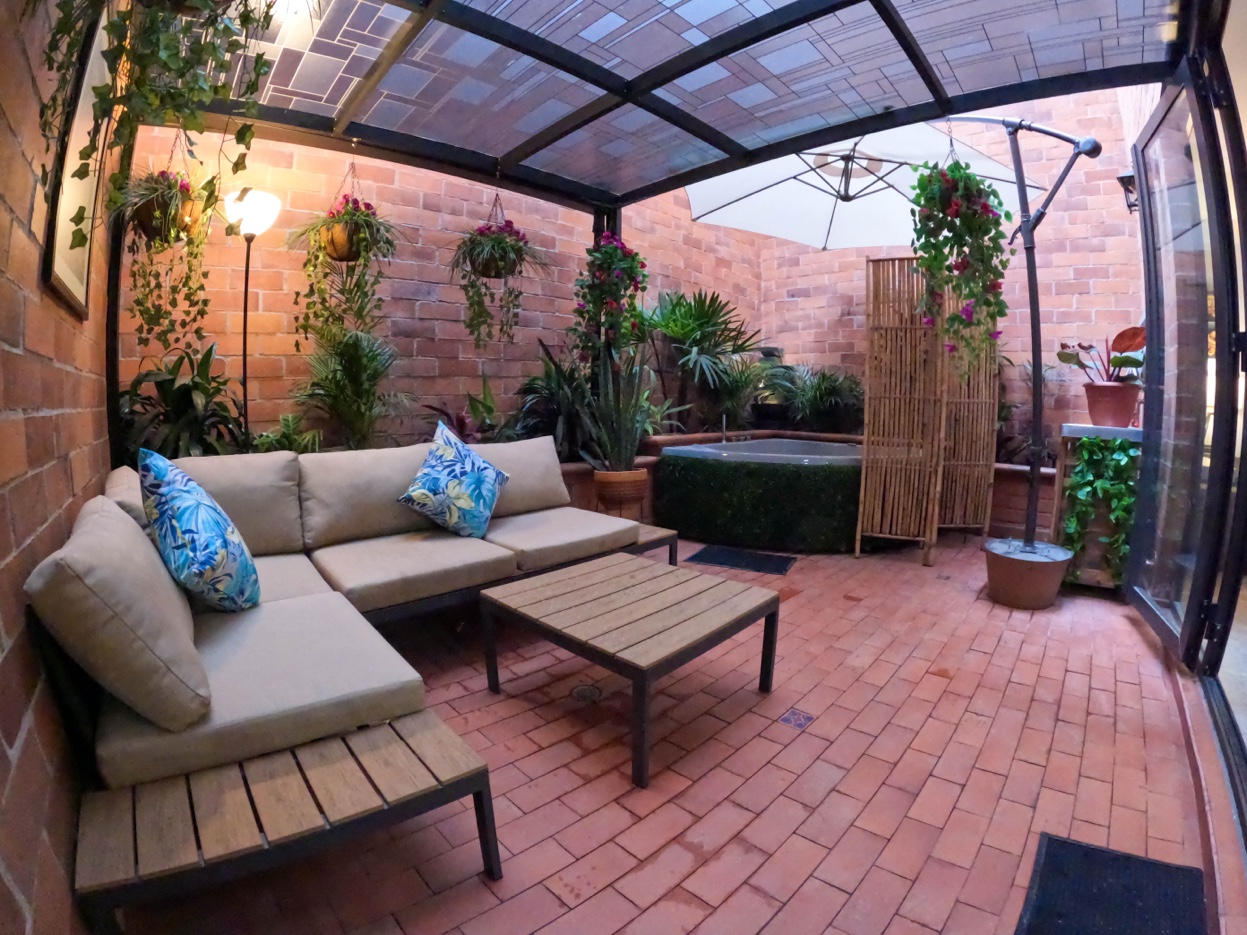 Private terrace in daylight at Oasis Laureles