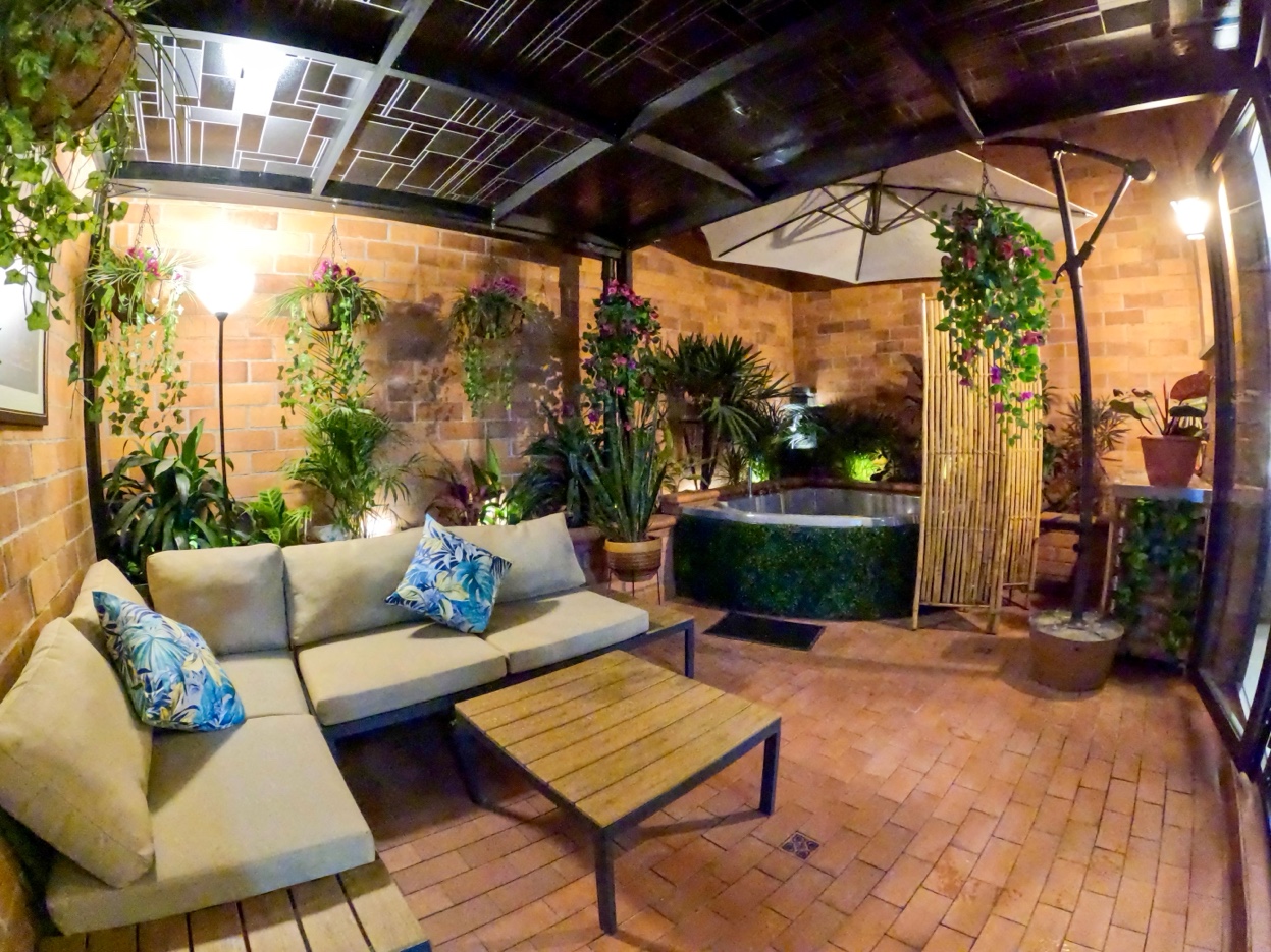 Oasis Laureles — private covered terrace at night
