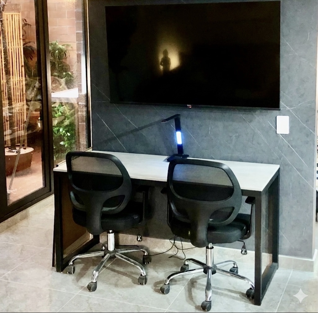 Dual workspace with large TV and terrace view at Oasis Laureles